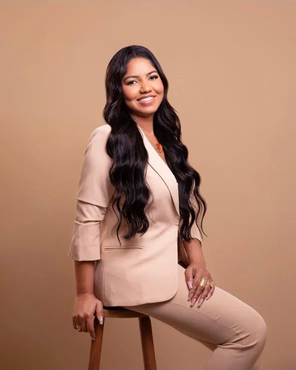 Kesia Oliveira no ambiente de trabalho