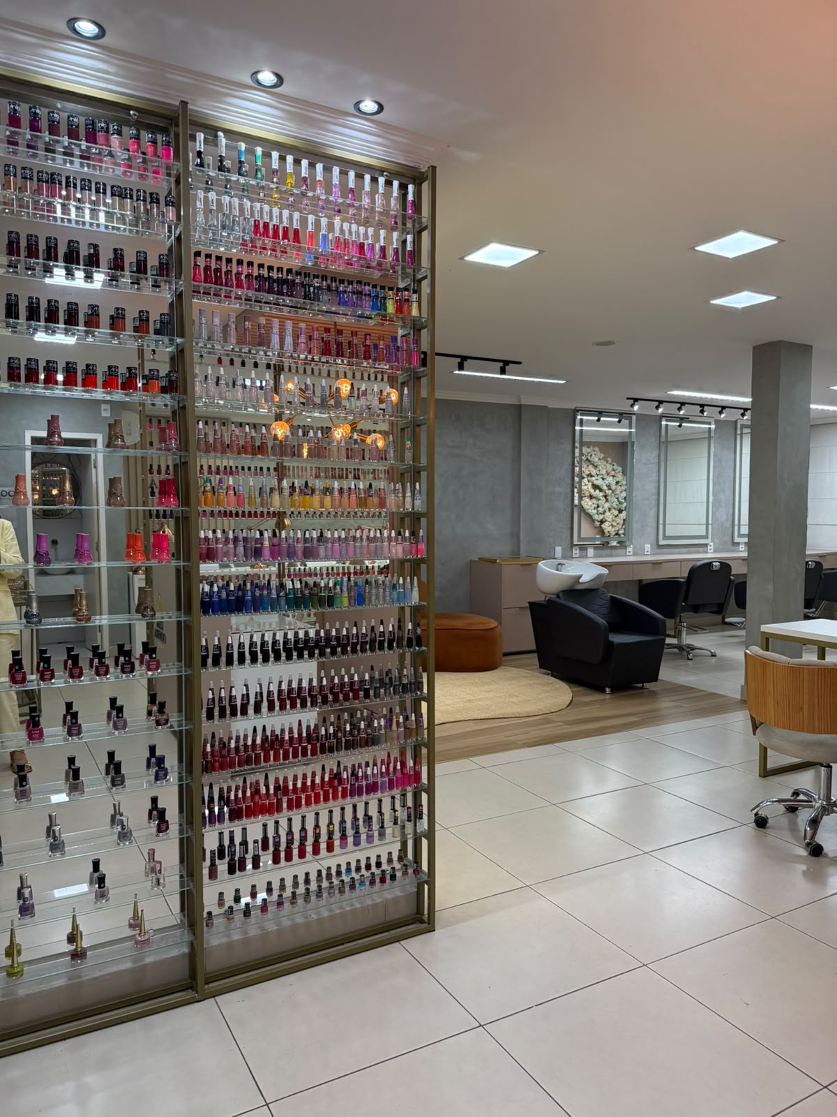 Parede de esmaltes da Esmalteria Kesia Oliveira Nails